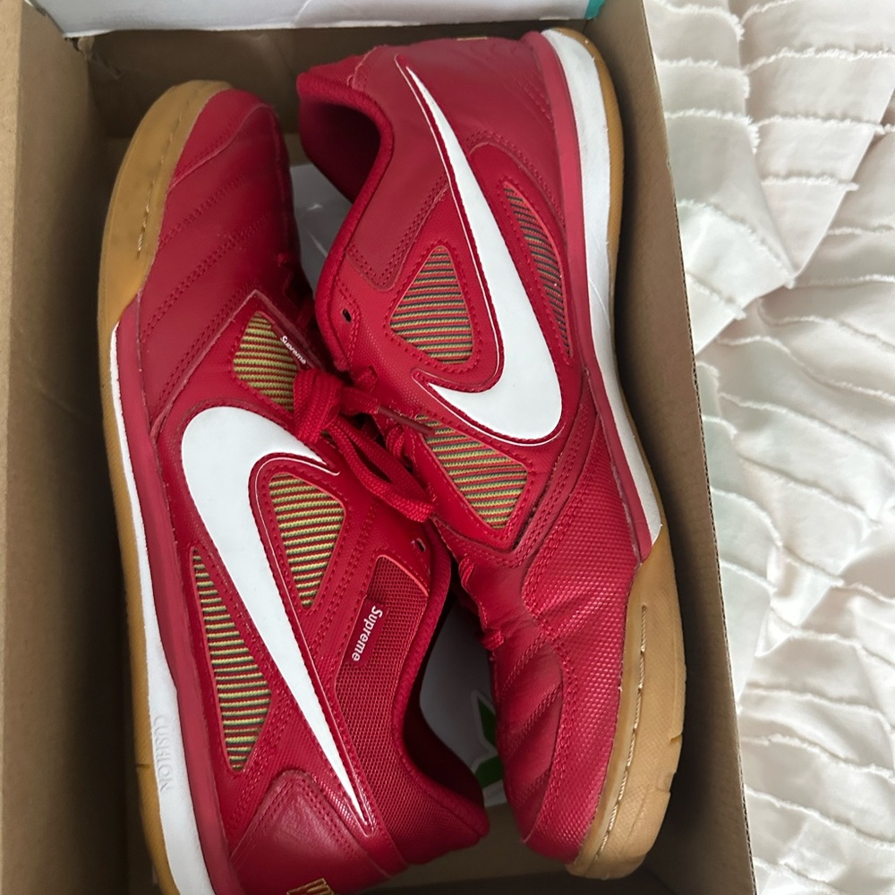 Nike supreme  Red and White gatos